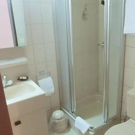 Sleeps 6 Wifi شقة